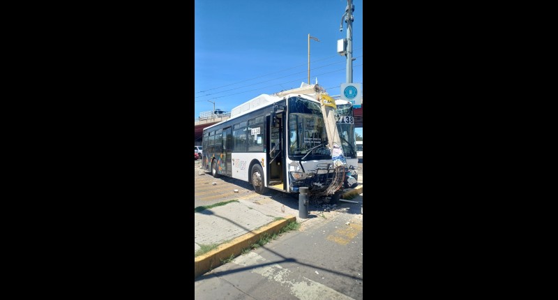 CHOCA CAMIÓN DE TRANSPORTE PÚBLICO CONTRA POSTE EN AVENIDA AGUASCALIENTES
