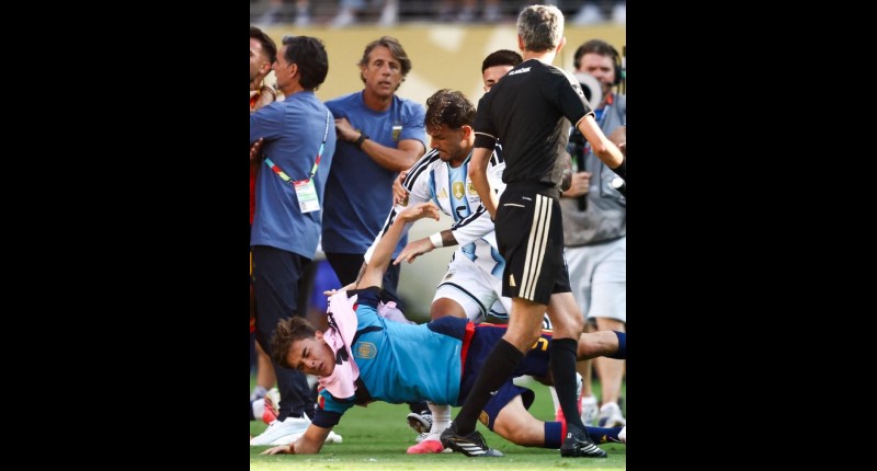 ARGENTINA ENFRENTA PROCEDIMIENTOS DISCIPLINARIOS DE FIFA POR INCIDENTES EN EL MUNDIAL QUE INCLUYEN LA FINAL, LA MANTA DE LAS MALVINAS Y CÁNTICOS RACISTAS