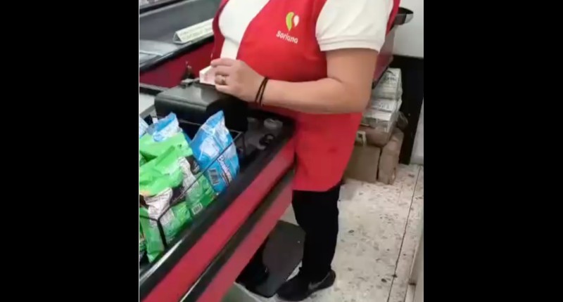 EN SORIANA DE PLAZA SAN MARCOS EN AGS, TIENEN A LAS CAJERAS DE PIE 