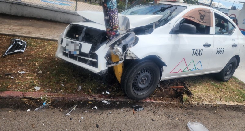 TAXISTA CHOCÓ CONTRA POSTE DE ALUMBRADO PÚBLICO EN LA AVENIDA CONVENCIÓN, EN AGS 