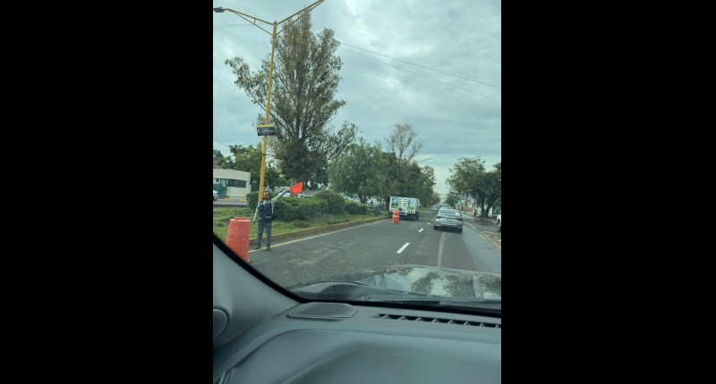 PODA AL CAMELLÓN DE 2DO ANILLO PONIENTE PROVOCA EMBOTELLAMIENTO  