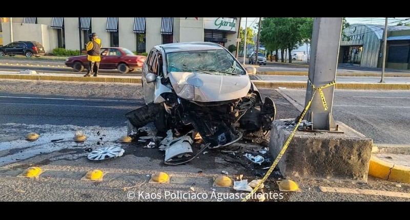 TRÁGICO ACCIDENTE EN AVENIDA AGUASCALIENTES DEJA UN AUTOMOVILISTA FALLECIDO Y UNA PATRULLA IMPACTADA