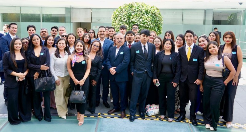 TOÑO MARTÍN DEL CAMPO RECIBE A ESTUDIANTES DE CALVILLO EN EL SENADO