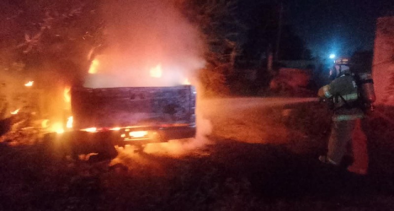 BOMBEROS DEL MUNICIPIO DE AGUASCALIENTES SOFOCARON INCENDIO DE VEHÍCULO 