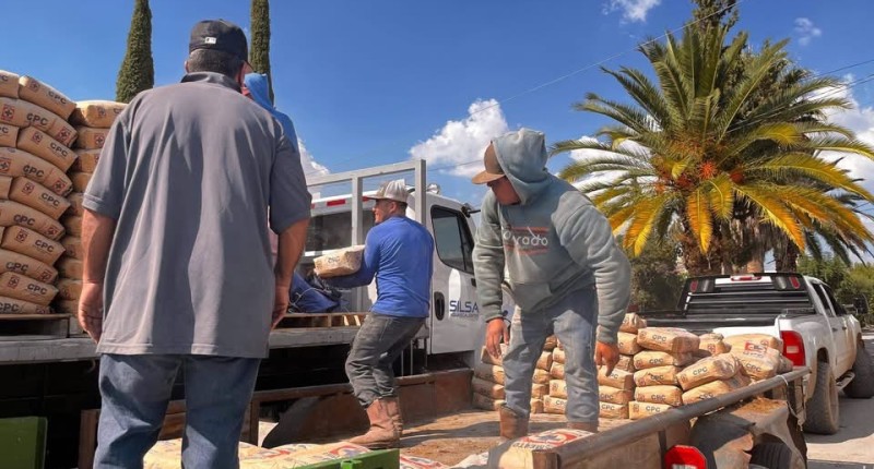 ALCALDESA DE TEPEZALÁ REFUERZA APOYO A LA VIVIENDA CON ENTREGA DE CEMENTO A BAJO COSTO