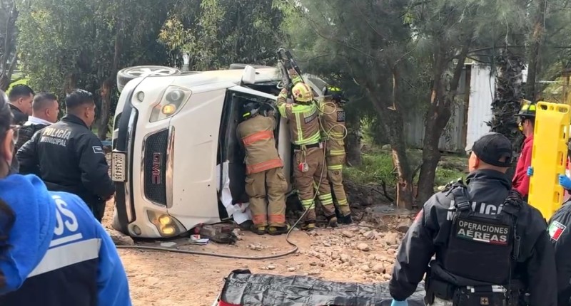 DOS ADULTOS MAYORES RESULTAN HERIDOS TRAS VOLCAR SU CAMIONETA EN EL BULEVAR RUIZ CORTINES, EN AGS