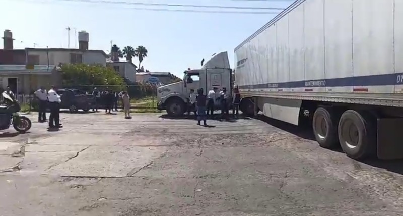 CAMIÓN DE CARGA ES EMBESTIDO POR EL TREN EN EL CRUCE DE PASEO DE LA CRUZ Y HÉROE DE NACOZARI, EN AGS