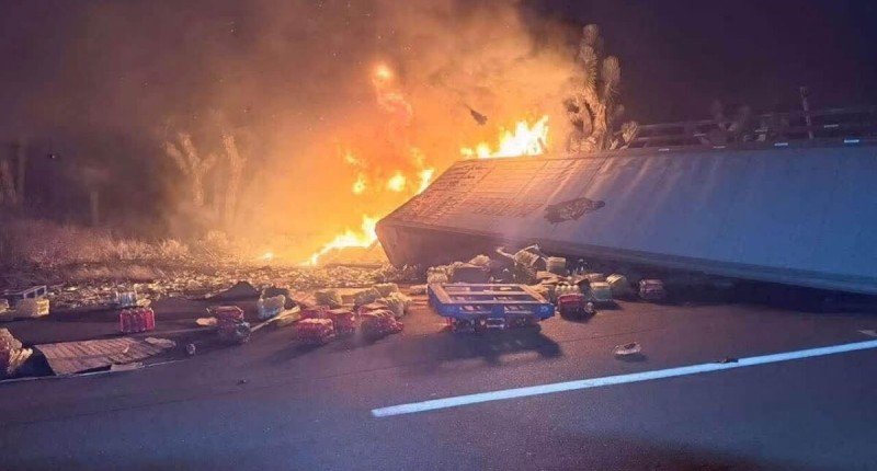 CHOFER DE AGUASCALIENTES MUERE CALCINADO TRAS VOLCAR SU TRÁILER EN LA CARRETERA ZACATECAS-SALTILLO