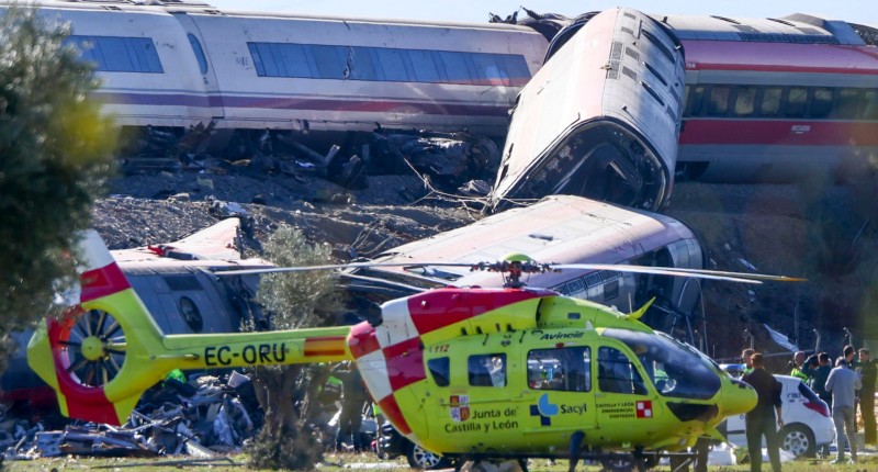 AL MENOS 64 MUERTOS EN EL CHOQUE DE TRENES DE ALTA VELOCIDAD EN ESPAÑA | VIDEOS